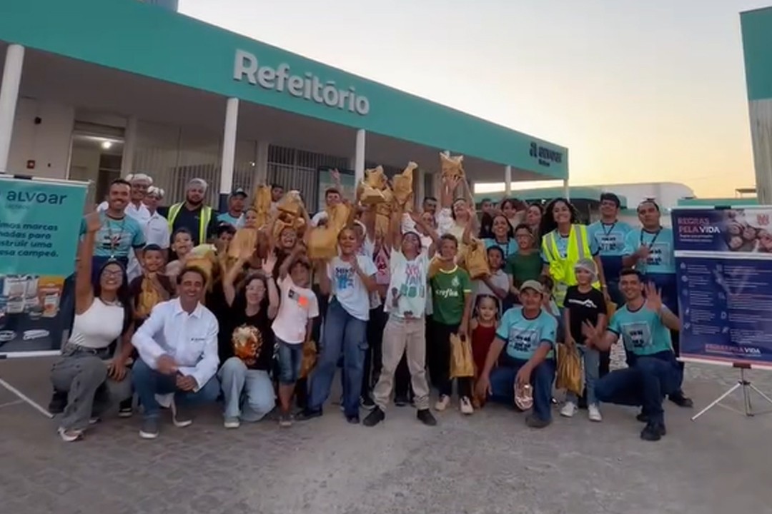 Crianças e adolescentes do CRAS visitam fábrica do grupoo Alvoar