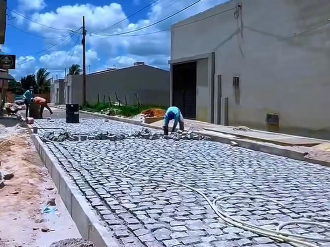 Bairro Sebastião Lopes da Silva recebe obras de esgotamento sanitário e pavimentação granítica