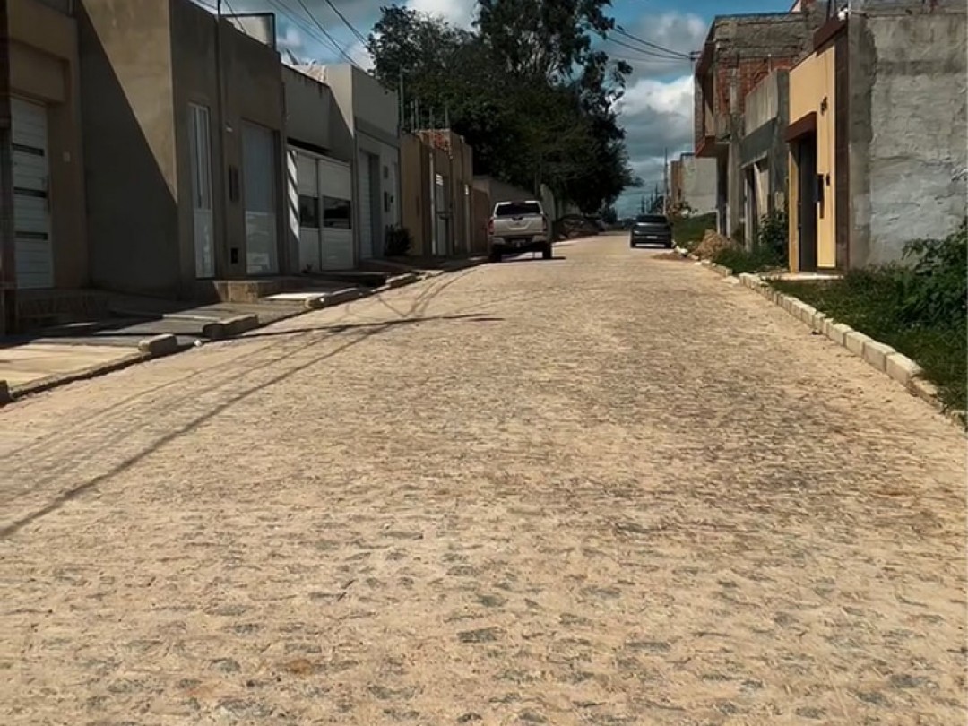 Prefeitura avança com pavimentação em diversas ruas no município