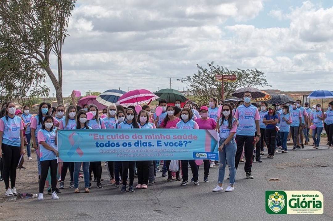 Secretaria Municipal de Saúde realiza caminhada em alusão ao 'Outubro Rosa'