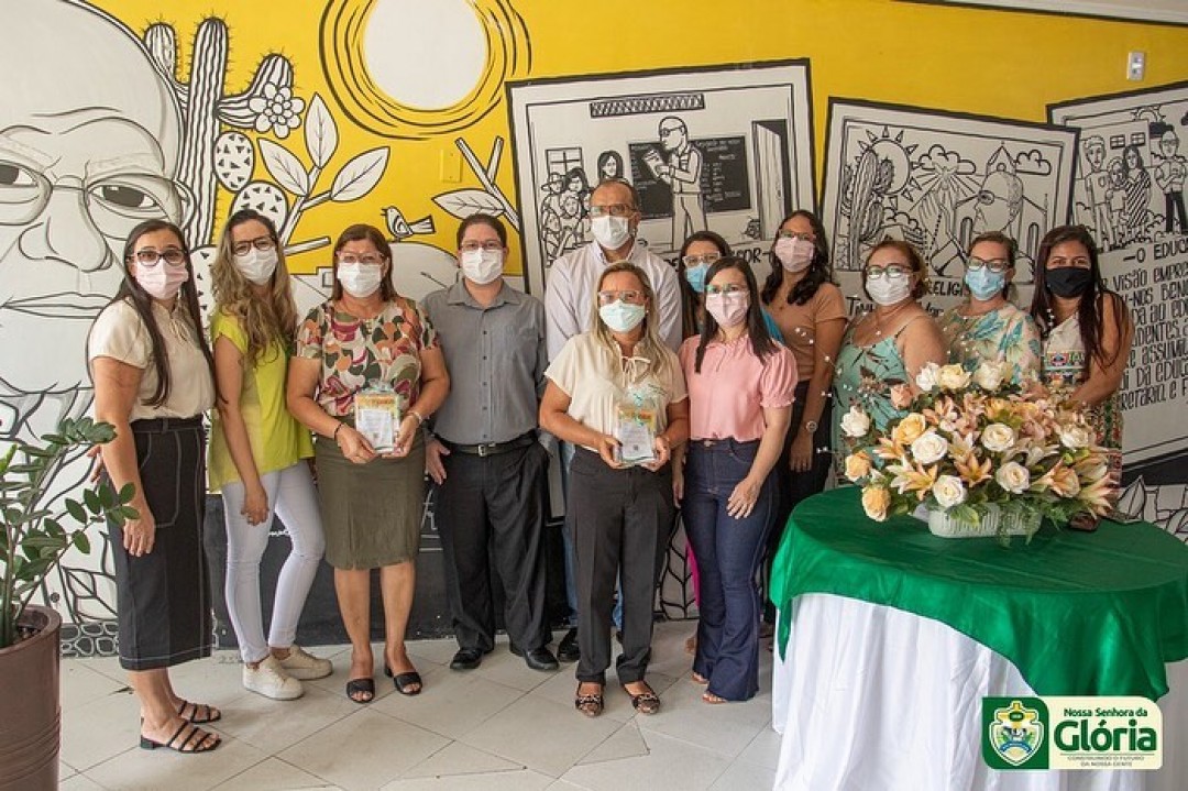 Biblioteca Municipal recebe doação de livros da Sicredi