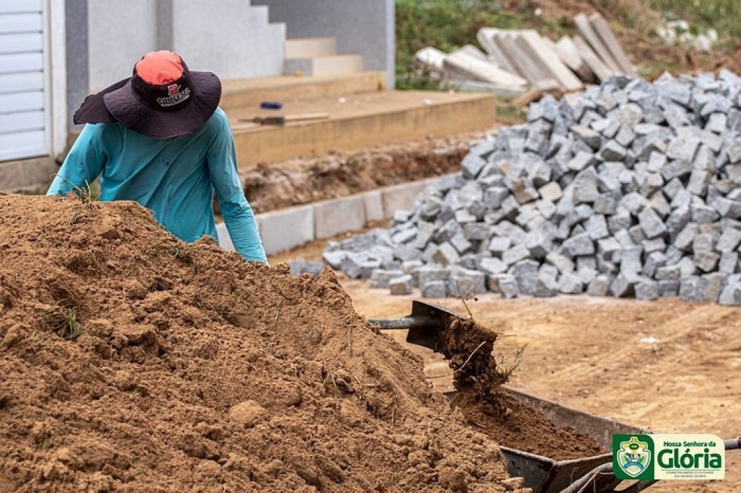 Secretaria de Obras realiza a recuperação do calçamento de ruas