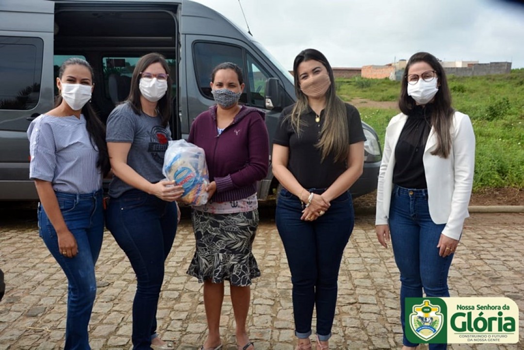 Prefeitura de Glória realiza a entrega das cestas básicas arrecadadas durante a campanha de vacinação contra a COVID-19