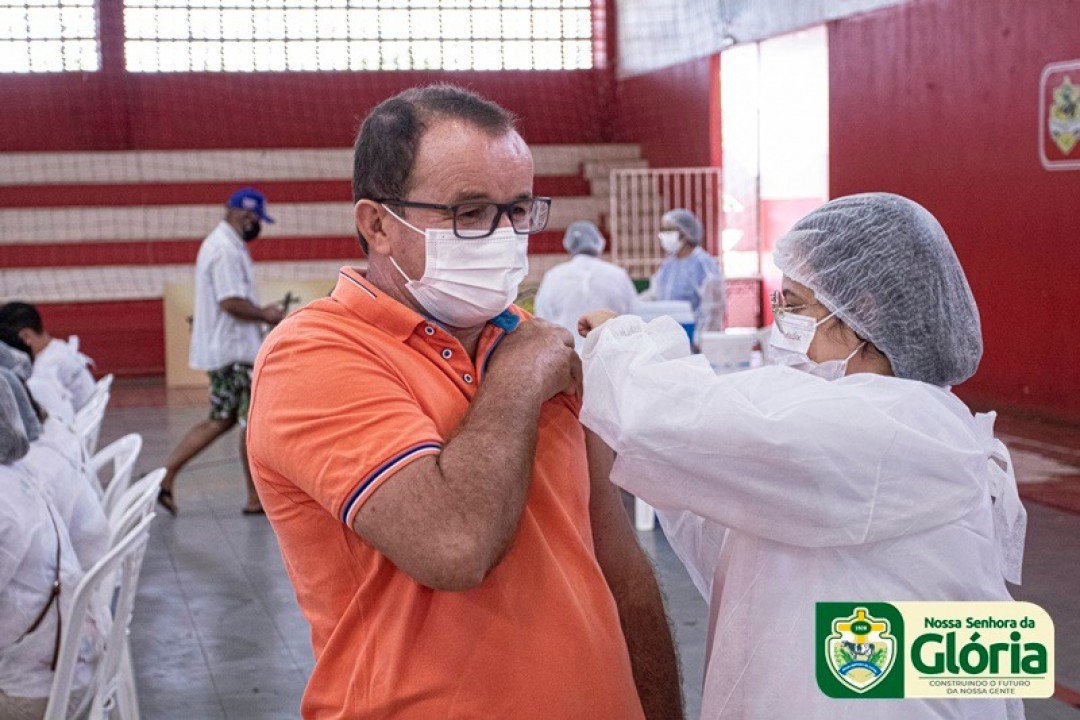 Glória inicia a vacinação das pessoas de 54 a 56 anos e segue na imunização dos profissionais da educação