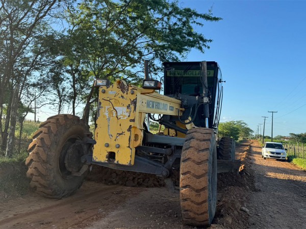 Prefeitura realiza reparos graduais em estradas rurais afetadas pelas chuvas