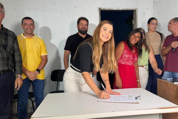 Assina ordem de serviço para pavimentação de ruas no povoado Queimada da Onça