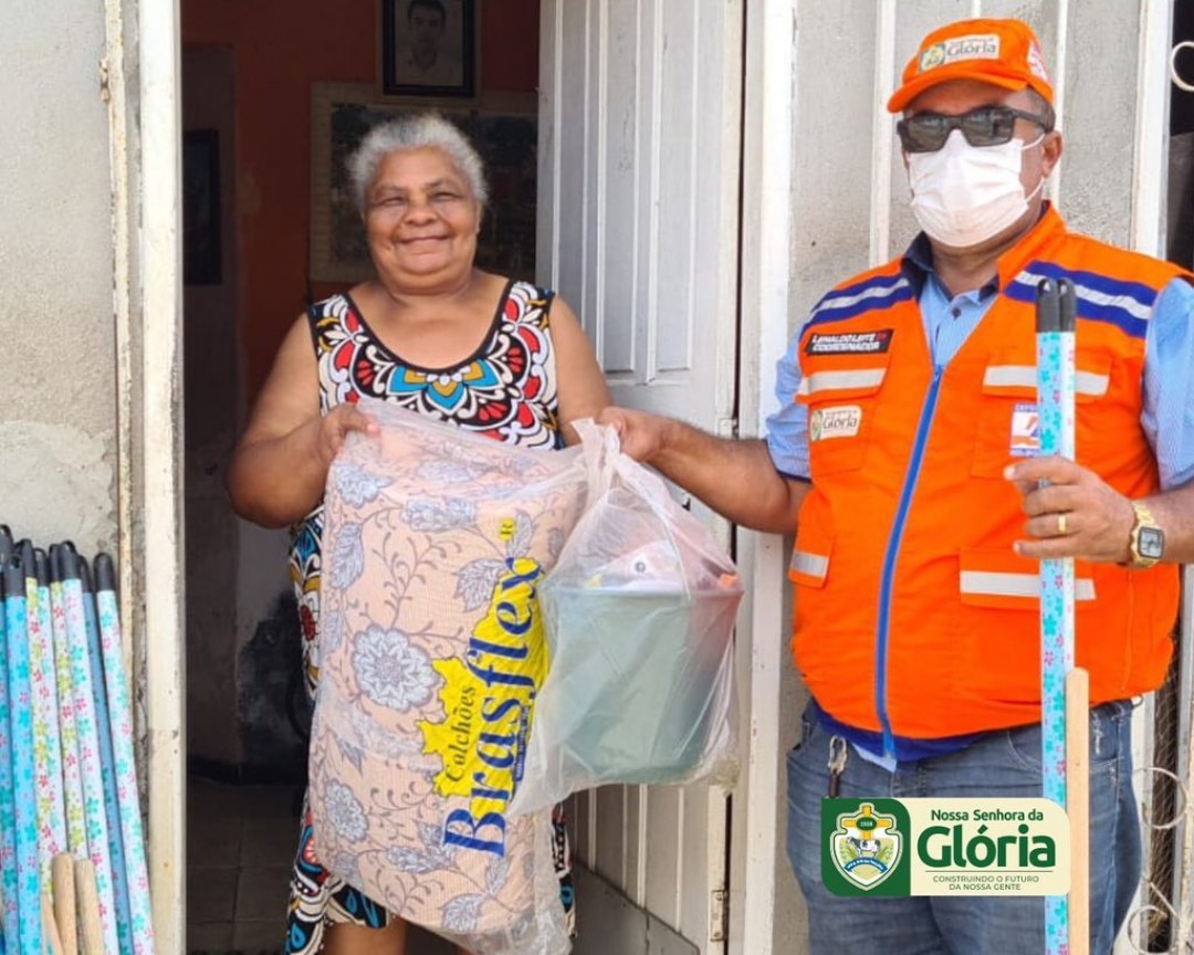 Defesa Civil do Município entrega kits de limpeza a vítimas da chuva em parceria com a Defesa Civil Estadual