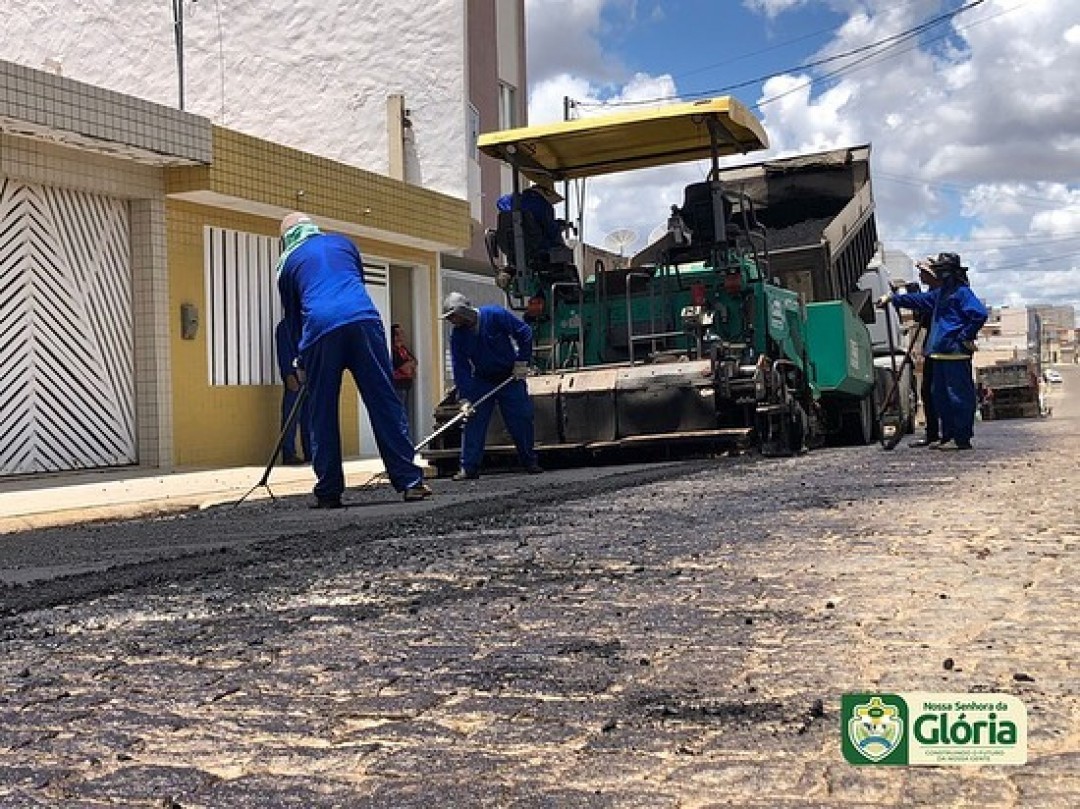 Secretaria Municipal de Obras e Infraestrutura realiza asfaltamento na rua Alcino Alves de Oliveira