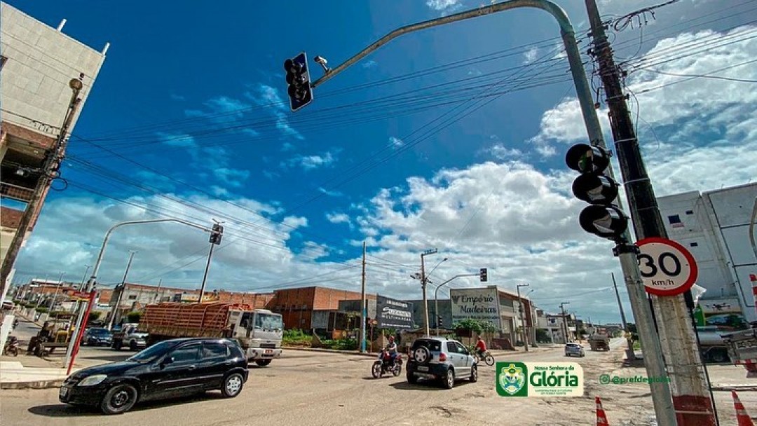 Cruzamento com maior trafego recebe sinalização semafórica