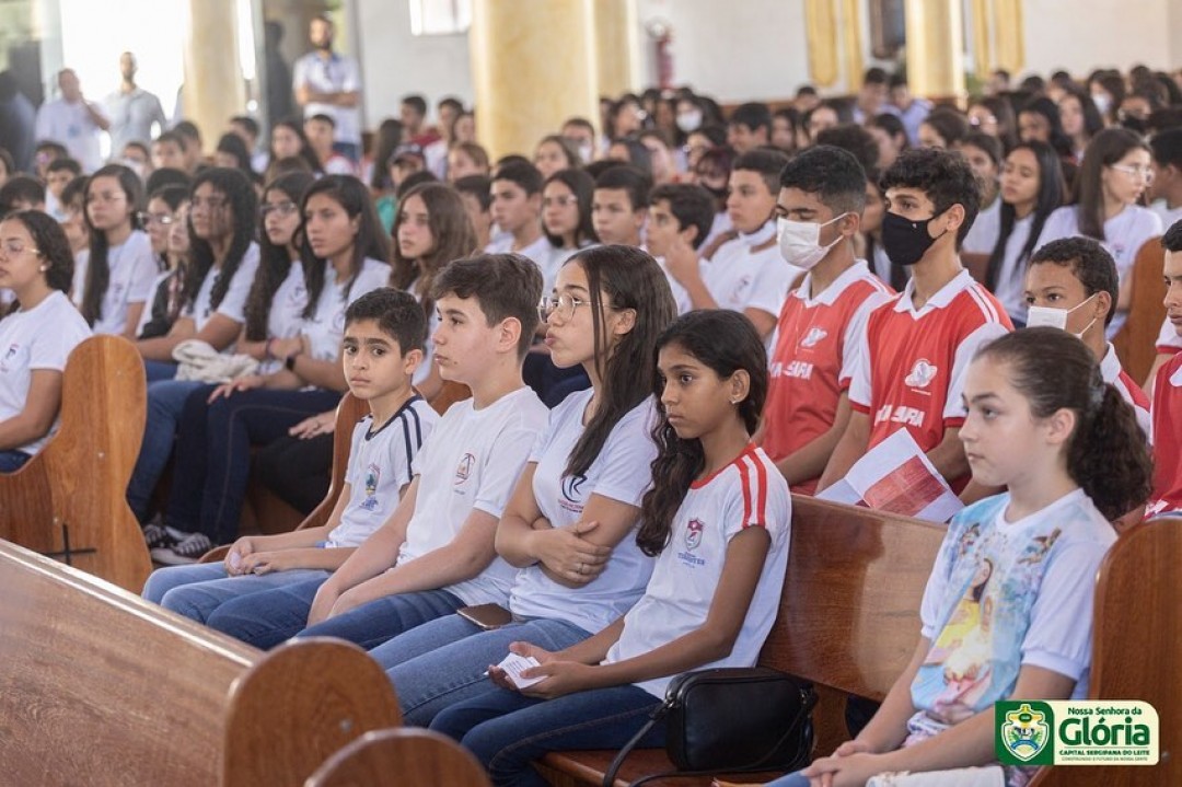 Alunos da rede municipal de ensino participam de missa em alusão ao dia do estudantes