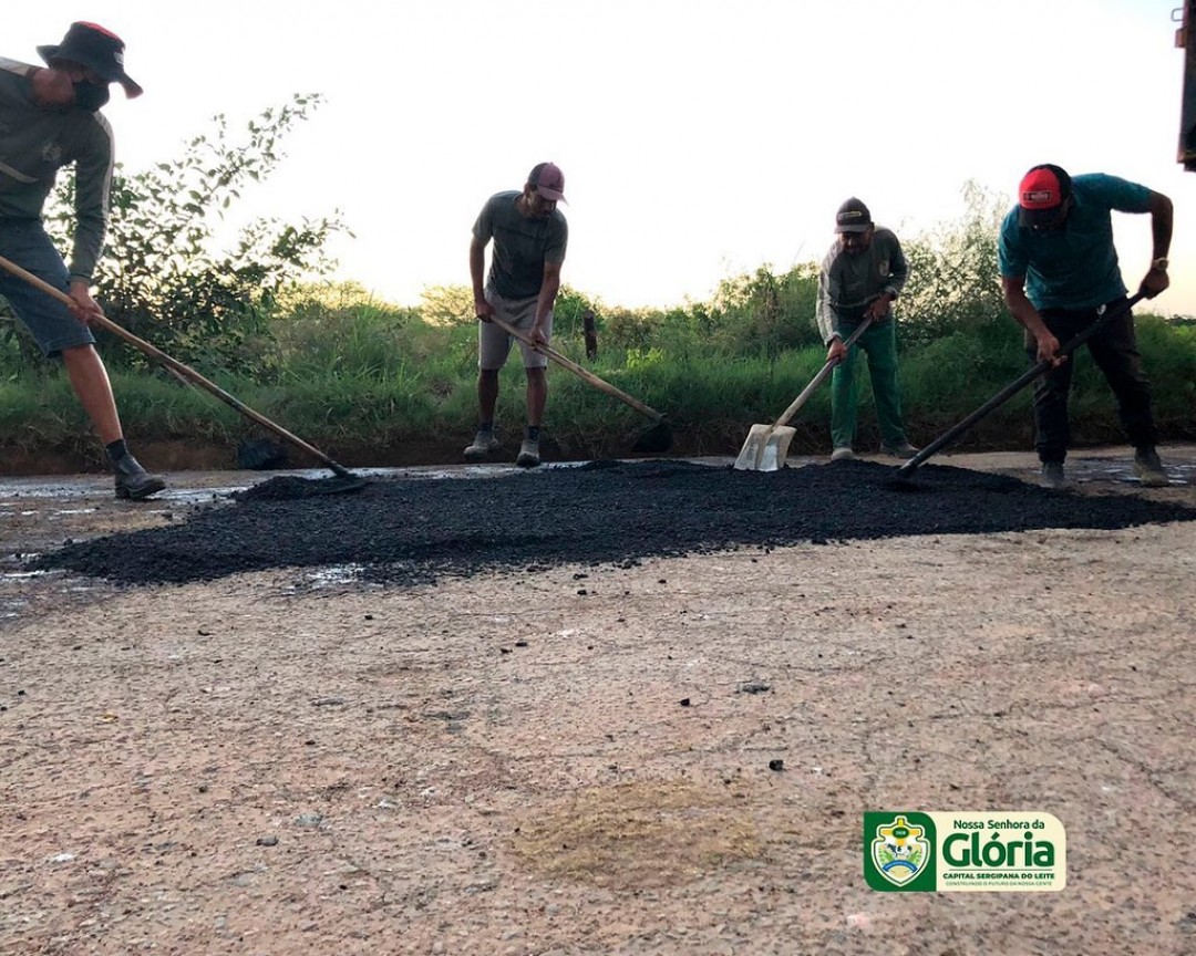 Secretaria de Obras realização ação de recuperação do acesso ao Bela Vista