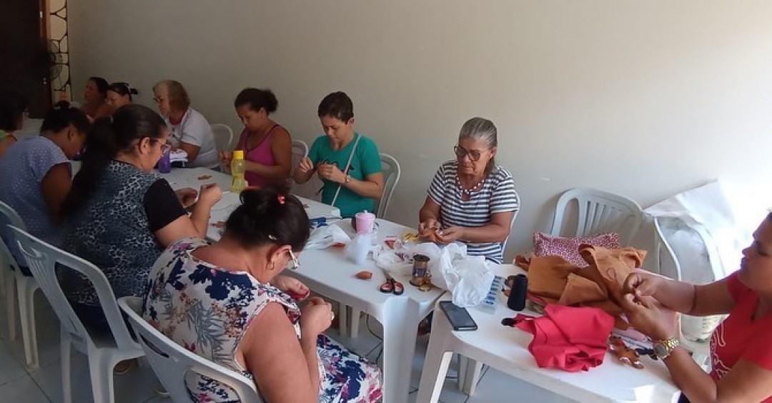 CRAS Novo Horizonte promove oficina de artesanato natalino