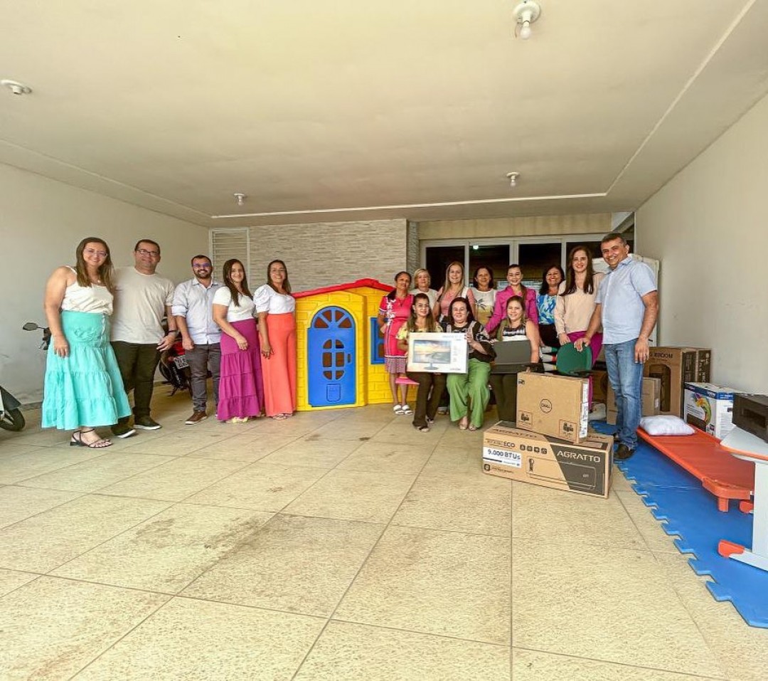 Gestão gloriense realiza entrega de equipamentos e móveis escolares a educação do município