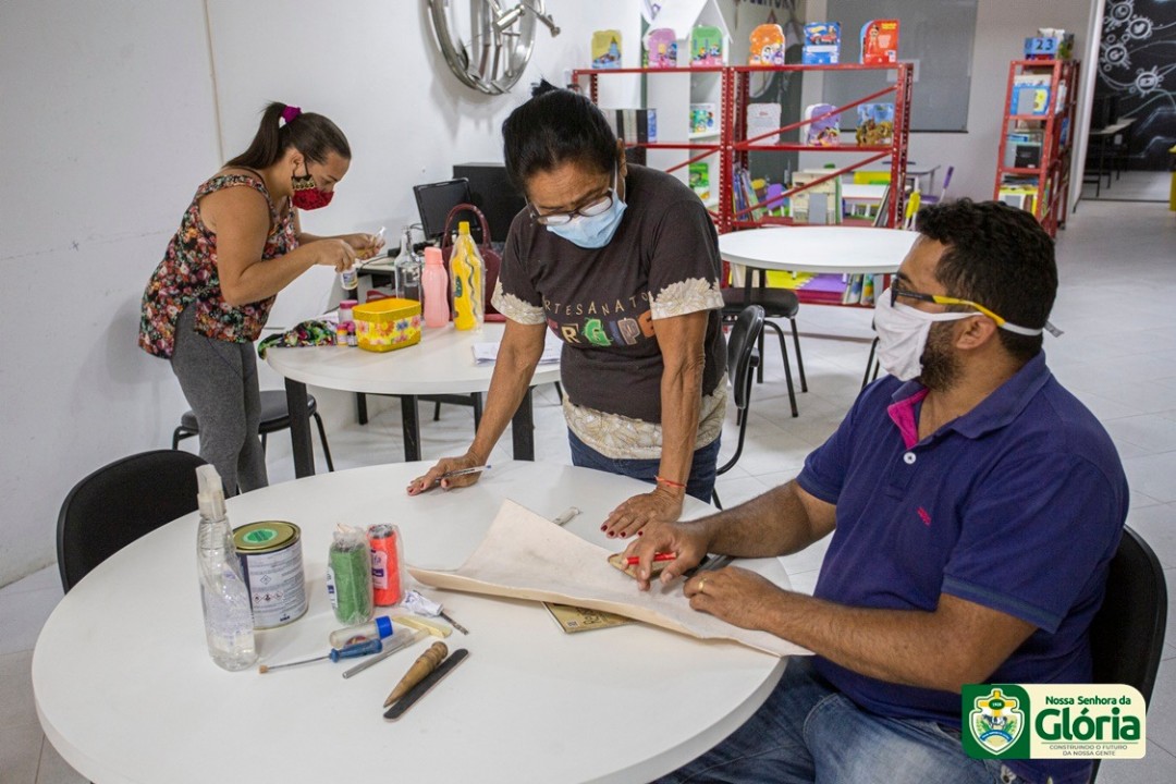 Coordenadoras do Programa Artesanato Brasileiro realizam o cadastro dos artesão glorienses para emissão de carteira