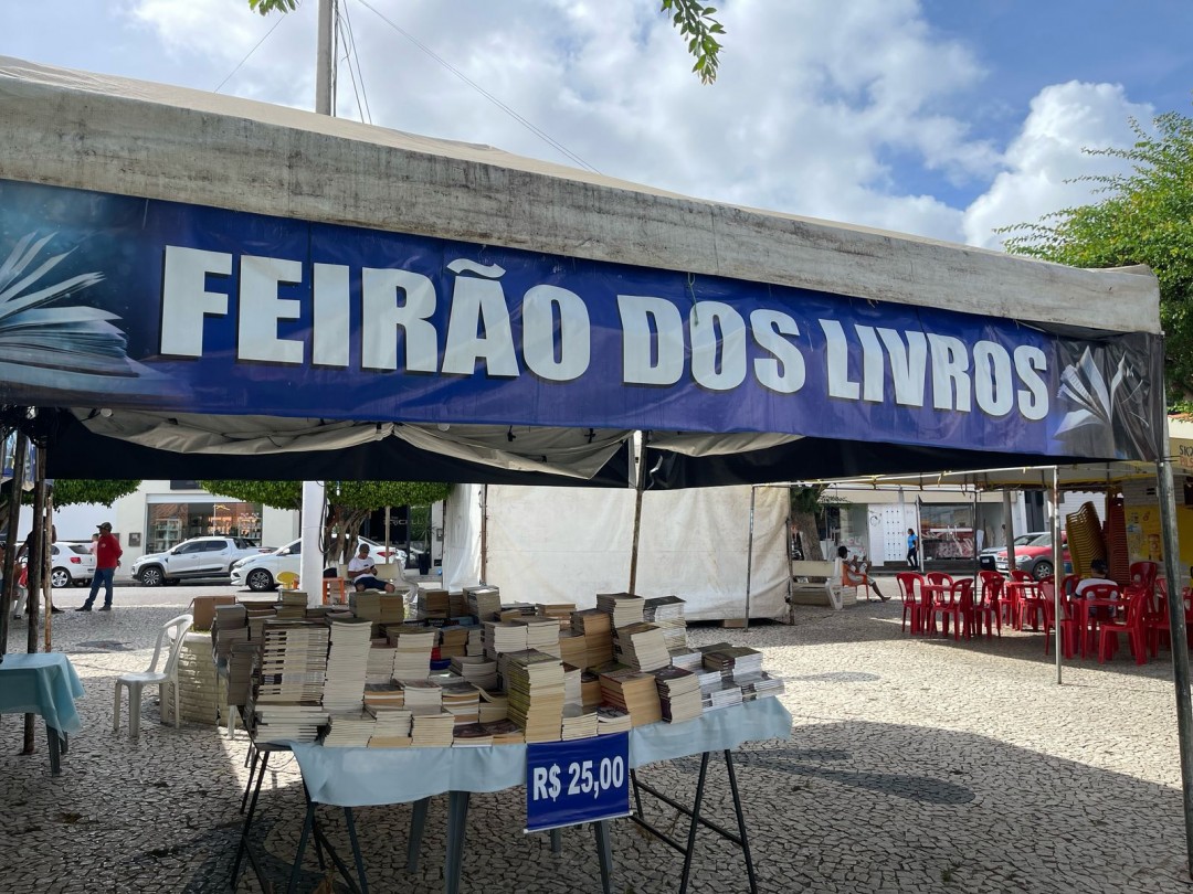 Feirão Itinerante dos Livros transforma Praça dos Três Quiosques em paraíso literário em Nossa Senhora da Glória