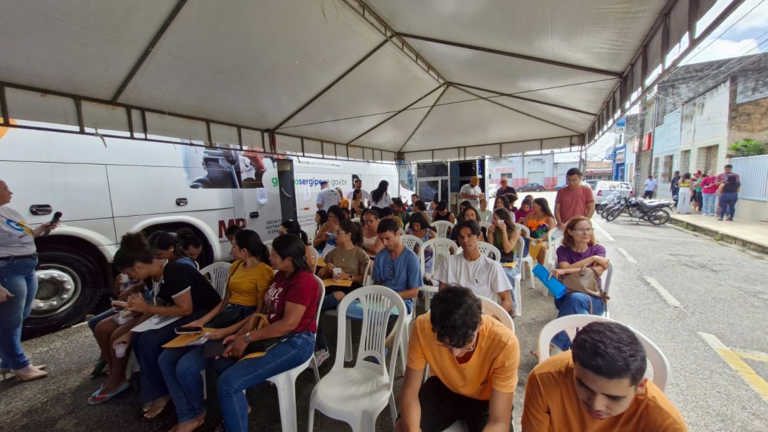 Mutirão do Emprego transforma Praça do Coreto em polo de oportunidades