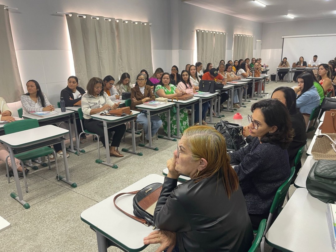 Glória promove formação para educadores da rede infantil sobre uso eficaz de material didático